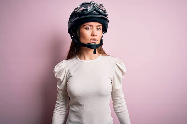 Jonge Mooie Motorrijder Vrouw Met Blauwe Ogen Dragen Moto Helm — Stockfoto