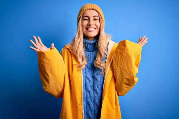 Junge Schöne Blonde Frau Regenmantel Für Regnerisches Wetter Vor Blauem — Stockfoto