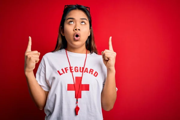 Joven Salvavidas Asiática Usando Camiseta Con Cruz Roja Usando Silbato —  Fotos de Stock