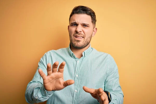 Jovem Homem Negócios Com Olhos Azuis Vestindo Elegante Camisa Verde — Fotografia de Stock