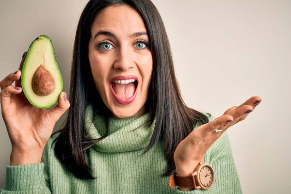 Ung Kvinna Med Blå Ögon Håller Mitten Frisk Avokado Över — Stockfoto