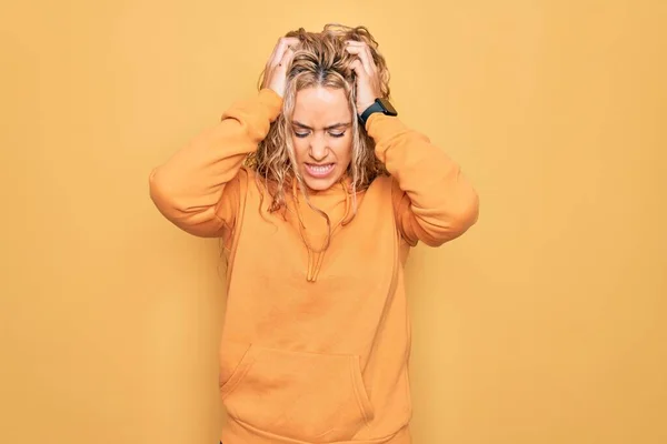 Jonge Mooie Blonde Sportieve Vrouw Draagt Casual Sweatshirt Gele Achtergrond — Stockfoto