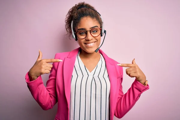 Ung Afrikansk Amerikansk Call Center Agent Flicka Bär Glasögon Arbetar — Stockfoto