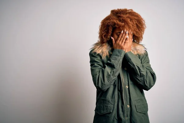 泣きながら手で顔を覆う悲しい表情で緑のカジュアルな冬のコートを着て巻き毛を持つ若い美しいアフリカ系アメリカ人女性 うつ病の概念 — ストック写真