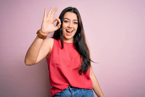 Młoda Brunetka Ubrana Luźną Letnią Koszulę Różowym Odizolowanym Tle Uśmiechnięta — Zdjęcie stockowe