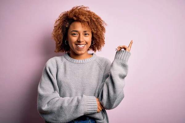 Ung Vacker Afroamerikansk Afro Kvinna Med Lockigt Hår Bär Casual — Stockfoto