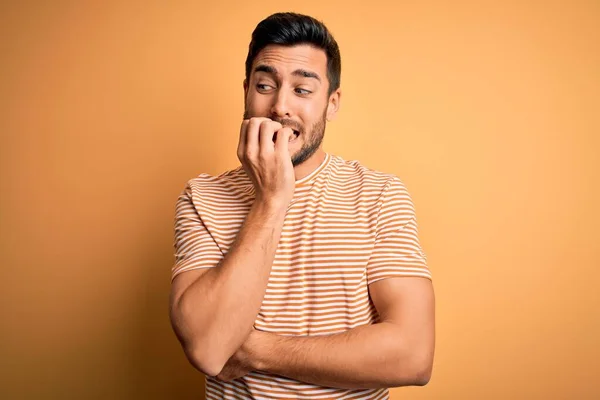 Homem Bonito Jovem Com Barba Vestindo Shirt Listrada Casual Sobre — Fotografia de Stock