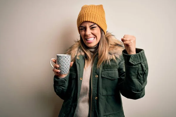 Jovem Mulher Bonita Morena Vestindo Roupas Neve Bebendo Caneca Café — Fotografia de Stock