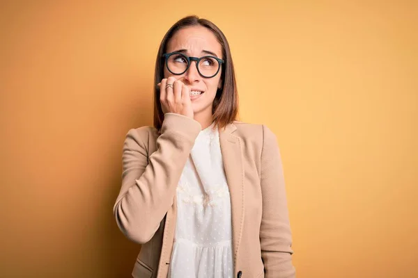 Young Beautiful Businesswoman Wearing Jacket Glasses Isolated Yellow Background Looking — Stock Photo, Image