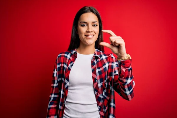 Junge Schöne Brünette Frau Lässigem Hemd Vor Isoliertem Roten Hintergrund — Stockfoto