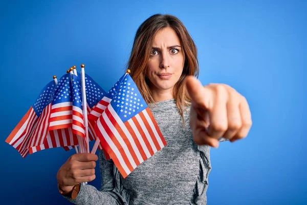 Ung Vacker Patriotisk Kvinna Som Håller Usa Flaggor Firar Inependence — Stockfoto