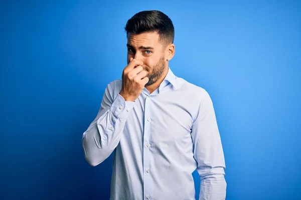 Joven Hombre Guapo Con Camisa Elegante Pie Sobre Fondo Azul — Foto de Stock