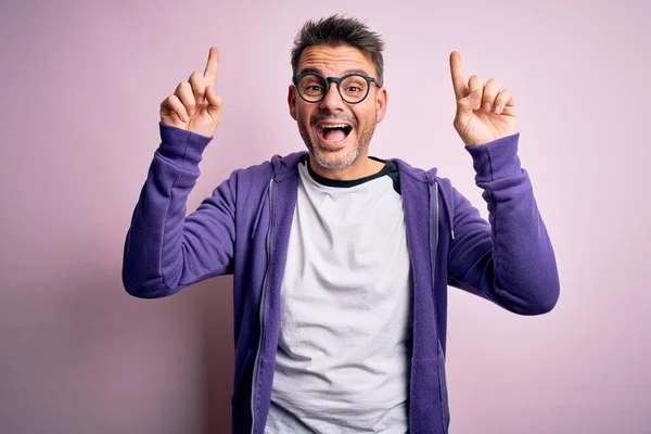 Jovem Homem Bonito Vestindo Camisola Roxa Óculos Sobre Fundo Rosa — Fotografia de Stock