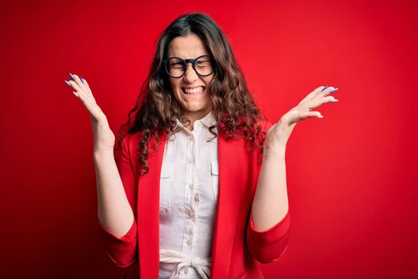 Giovane Bella Donna Con Capelli Ricci Indossa Giacca Occhiali Sfondo — Foto Stock