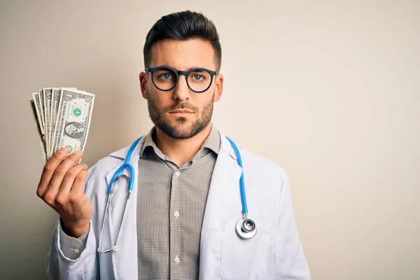 Jonge Dokter Man Met Een Bos Van Een Dollar Bankbiljetten — Stockfoto