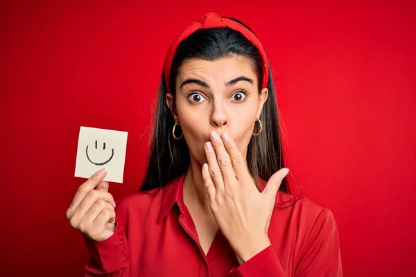 Joven Hermosa Morena Sosteniendo Papel Recordatorio Con Sonrisa Emoji Mensaje —  Fotos de Stock