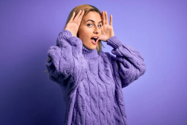 Young Beautiful Blonde Woman Wearing Casual Turtleneck Sweater Purple Background — Stock Photo, Image
