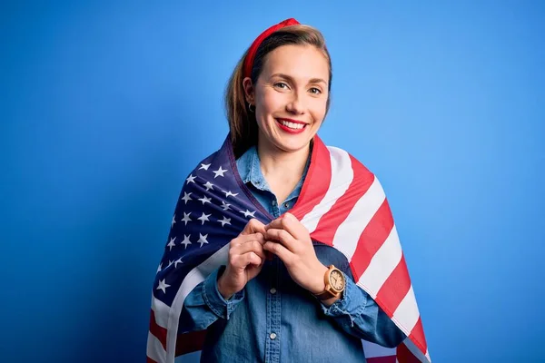 Ung Vacker Blond Kvinna Bär Usa Flagga Över Isolerad Blå — Stockfoto