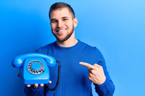 Jonge Knappe Man Met Vintage Telefoon Glimlachend Gelukkig Wijzend Met — Stockfoto