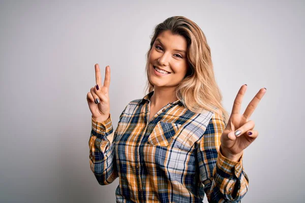 Jonge Mooie Blonde Vrouw Draagt Casual Shirt Staan Geïsoleerde Witte — Stockfoto