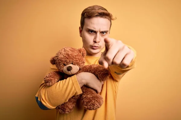 Junger Hübscher Rothaariger Mann Mit Teddybär Tierspielzeug Auf Gelbem Hintergrund — Stockfoto