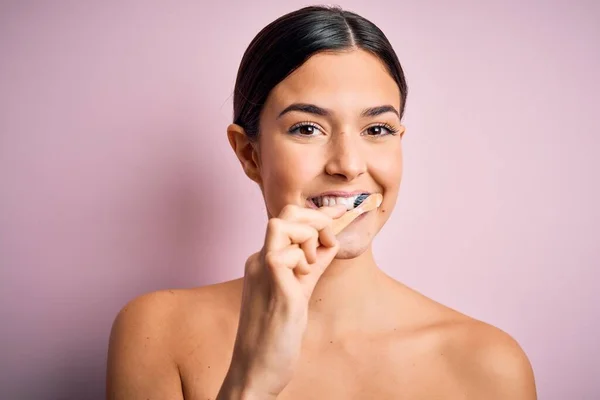 Jovem Mulher Bonita Morena Escovando Dentes Usando Escova Dentes Pasta — Fotografia de Stock