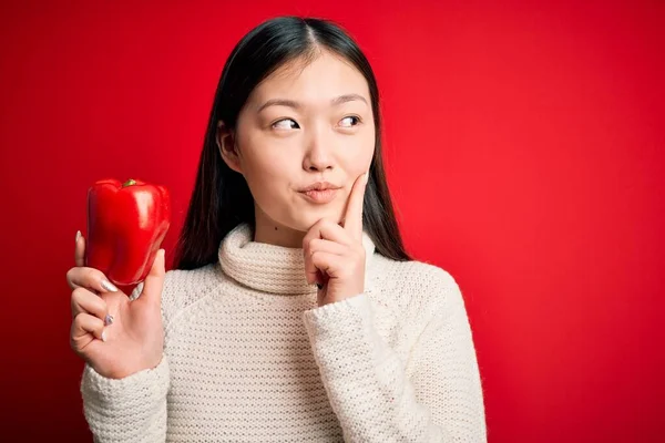 Mujer Asiática Joven Sosteniendo Pimiento Rojo Sano Fresco Sobre Fondo — Foto de Stock