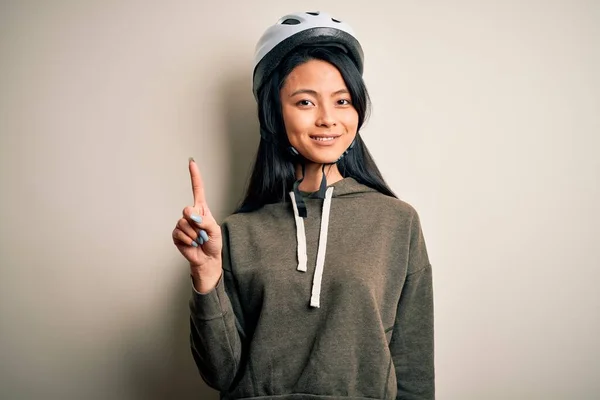 Jonge Mooie Chinese Vrouw Dragen Fietshelm Geïsoleerde Witte Achtergrond Tonen — Stockfoto