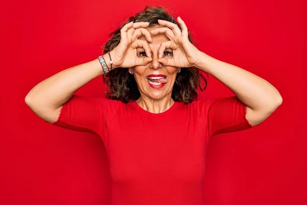 Middelbare Leeftijd Senior Brunette Vrouw Dragen Casual Shirt Staan Rode — Stockfoto