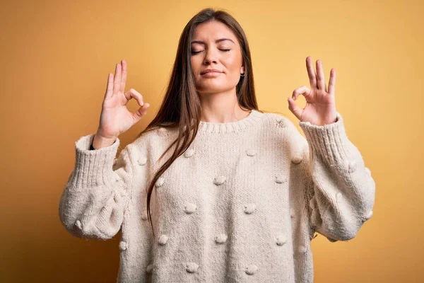 Joven Mujer Hermosa Con Ojos Azules Usando Suéter Casual Pie — Foto de Stock