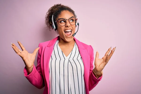 Joven Afroamericana Agente Call Center Chica Con Gafas Trabajando Con — Foto de Stock