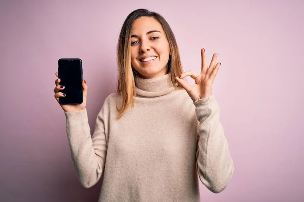 Jovem Bela Morena Segurando Smartphone Mostrando Tela Sobre Fundo Rosa — Fotografia de Stock