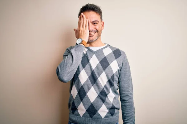 Jonge Knappe Man Draagt Casual Trui Staan Geïsoleerde Witte Achtergrond — Stockfoto