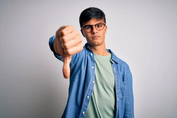 Mladý Pohledný Muž Neformální Košili Brýlích Osamělém Bílém Pozadí Vypadal — Stock fotografie