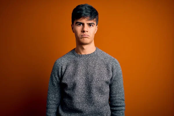 Ein Junger Gutaussehender Mann Lässigem Pullover Steht Deprimiert Und Besorgt — Stockfoto