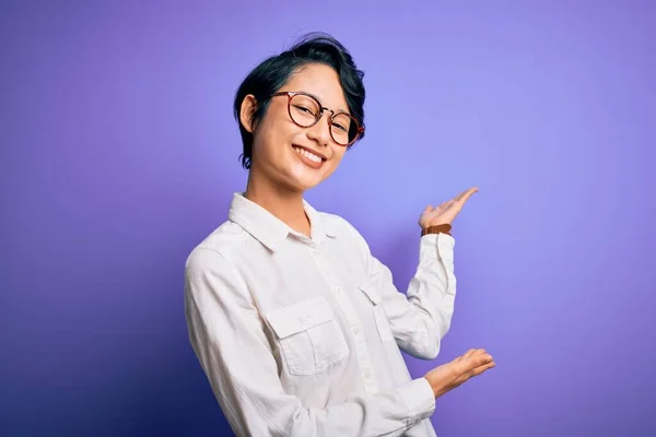 Jovem Bela Menina Asiática Vestindo Camisa Casual Óculos Sobre Fundo — Fotografia de Stock