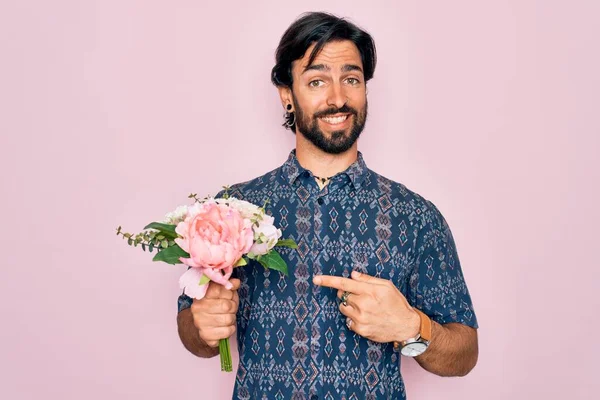Junge Hübsche Hispanische Hipster Boheme Mann Mit Bär Hält Blumenstrauß — Stockfoto