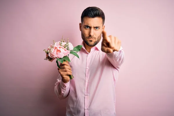 Fiatal Romatikus Férfi Kezében Csokor Tavaszi Virágok Felett Rózsaszín Izolált — Stock Fotó
