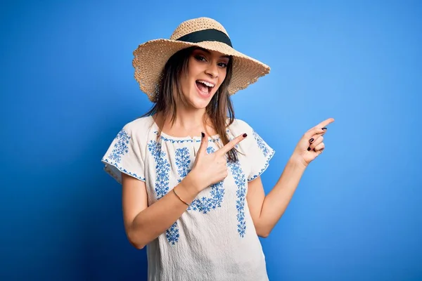 Jong Mooi Brunette Vrouw Dragen Casual Shirt Zomer Hoed Blauwe — Stockfoto