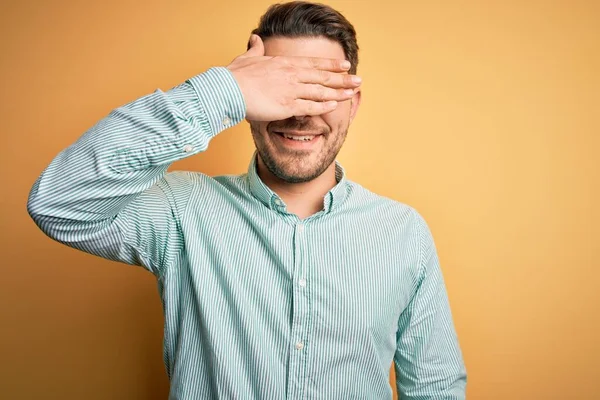 Junger Geschäftsmann Mit Blauen Augen Elegantem Grünem Hemd Vor Gelbem — Stockfoto