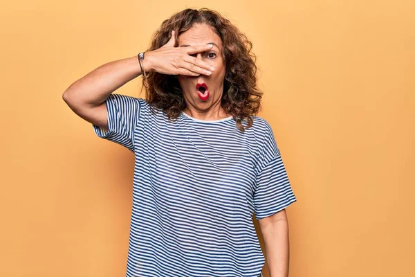 Middelbare Leeftijd Mooie Vrouw Dragen Gestreepte Shirt Staan Geïsoleerde Gele — Stockfoto