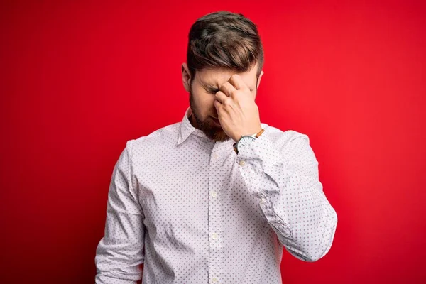 Jonge Blonde Zakenman Met Baard Blauwe Ogen Dragen Elegante Shirt — Stockfoto