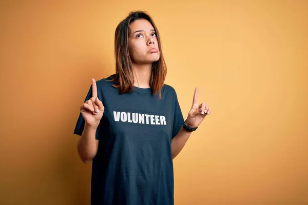 Νεαρό Όμορφο Μελαχρινό Κορίτσι Κάνει Εθελοντισμό Φορώντας Shirt Εθελοντική Λέξη — Φωτογραφία Αρχείου