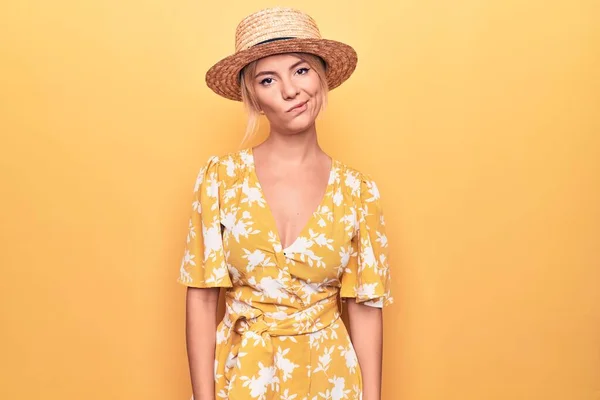 Красива Блондинка Відпустці Носить Літній Капелюх Одягається Жовтому Тлі Виглядає — стокове фото