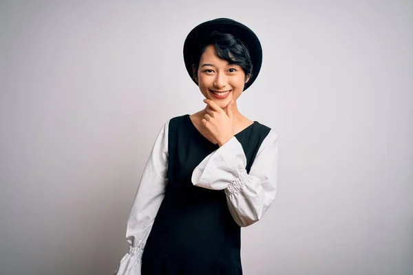 Ung Vacker Asiatisk Flicka Bär Casual Klänning Och Hatt Stående — Stockfoto
