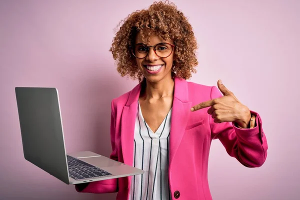 Mujer Negocios Afroamericana Con Pelo Rizado Trabajando Con Ordenador Portátil — Foto de Stock