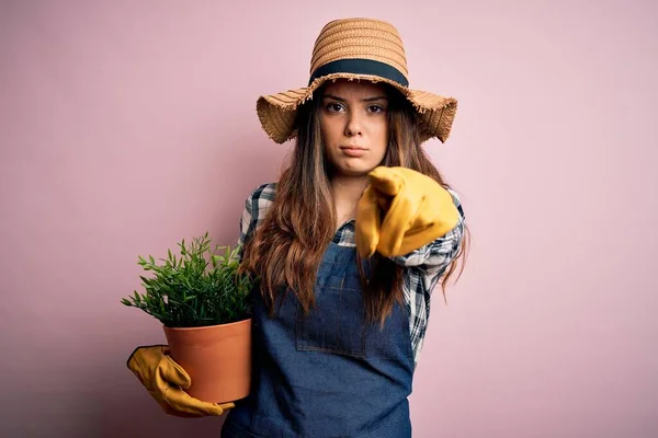 Giovane Bella Donna Contadina Bruna Che Indossa Grembiule Cappello Possesso — Foto Stock