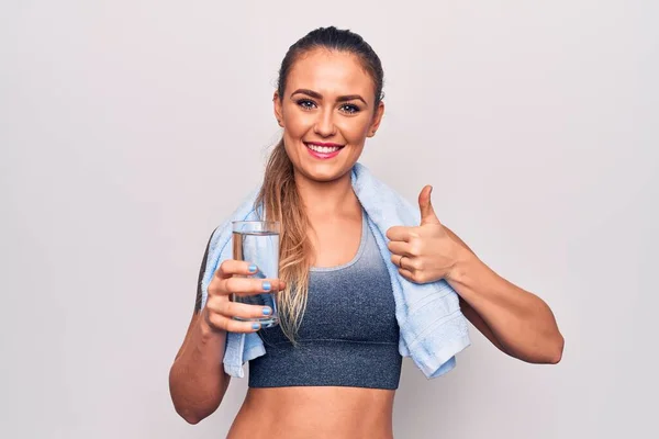 Schöne Blonde Sportliche Frau Mit Handtuch Trinkflasche Wasser Über Weißem — Stockfoto