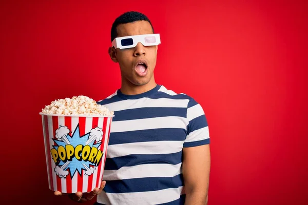 Junger Gutaussehender Afrikanisch Amerikanischer Mann Schaut Film Mit Brille Und — Stockfoto