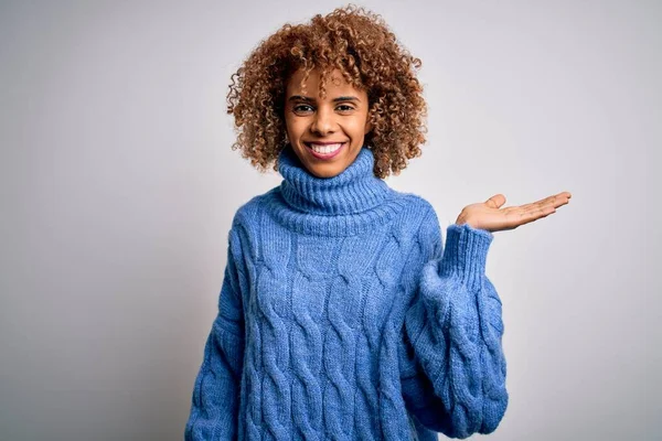 Junge Schöne Afrikanisch Amerikanische Frau Trägt Rollkragenpullover Über Weißem Hintergrund — Stockfoto